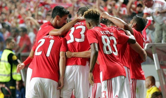 国际米兰轮换阵容仍显实力,轻松击败中下游球队稳居前三