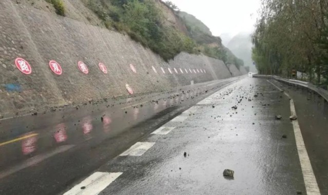 斯特拉斯堡主场雨战告捷,湿滑场地助力胜利