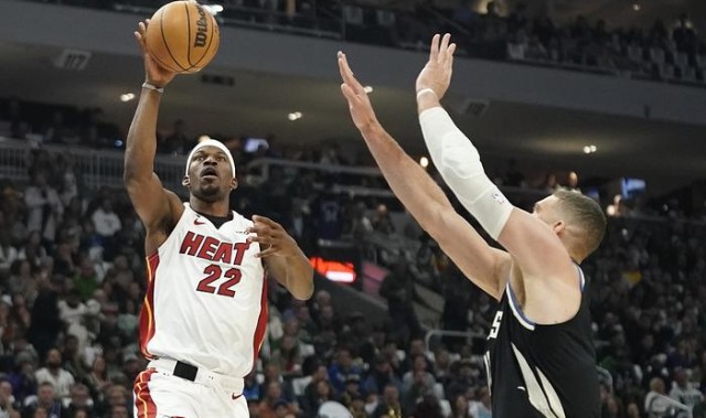 布朗森全面发挥尼克斯客场爆冷胜雄鹿