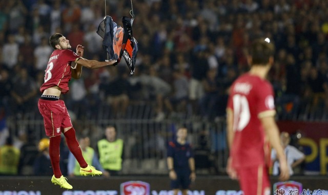 佛罗伦萨主场球迷冲突致比赛中断最终平局