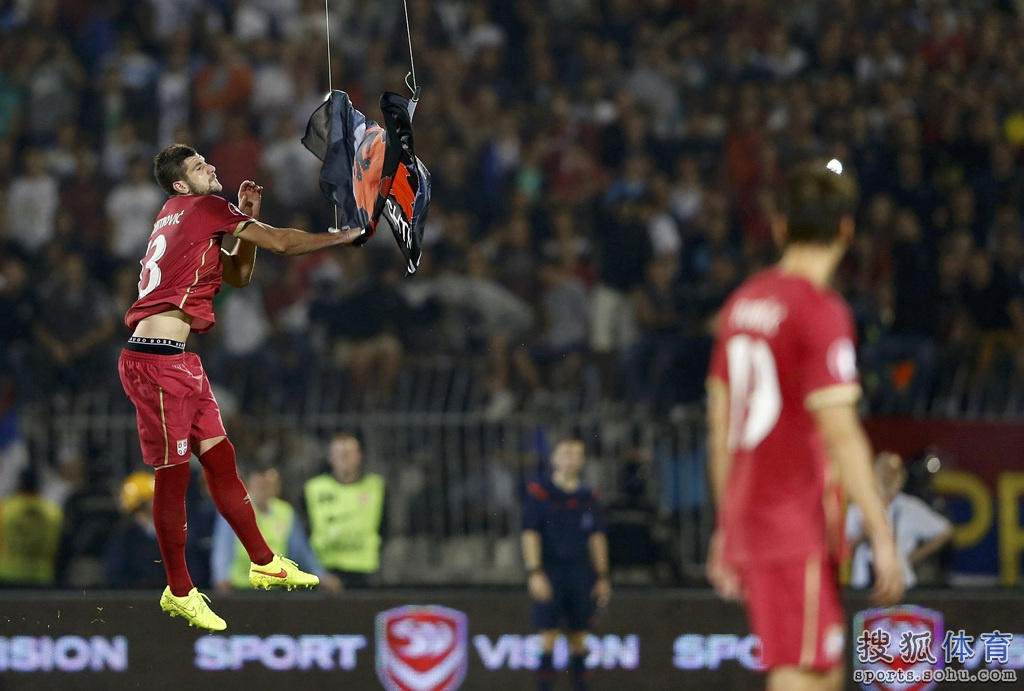 佛罗伦萨主场球迷冲突致比赛中断最终平局    佛罗伦萨主场球迷冲突致比赛中断最终平局