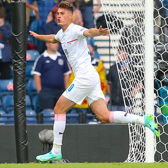  杜塞尔多夫定位球战术精妙，连续两场靠头球破门