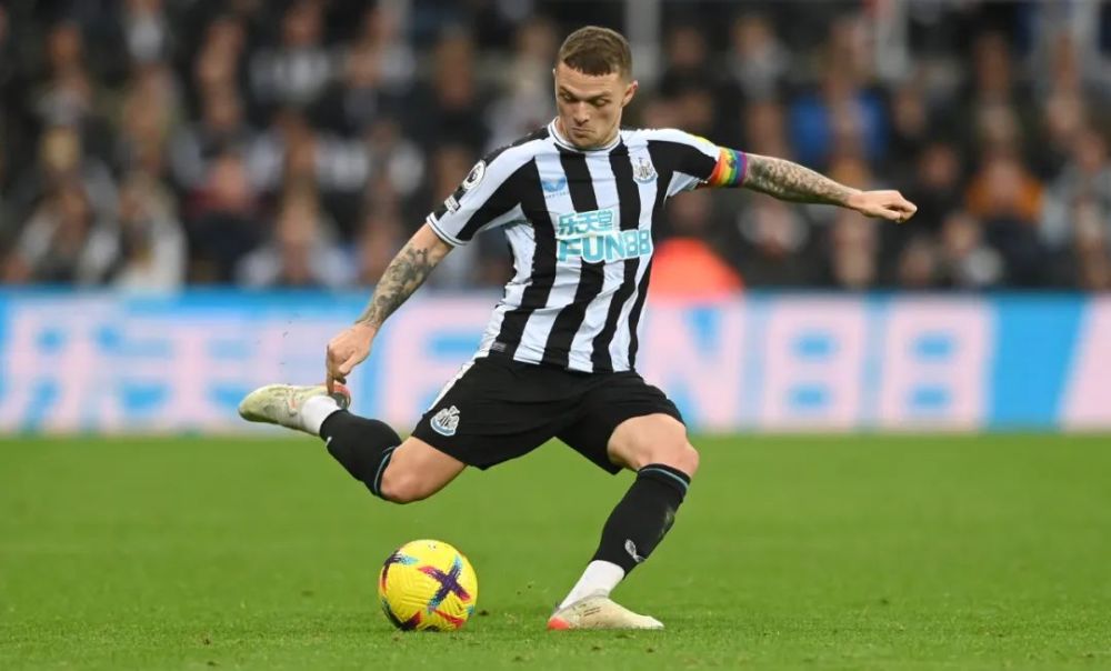  利物浦绝杀维拉，暂登榜首位置  