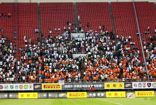  朗斯主场氛围震撼全欧，死忠球迷组织打造魔鬼主场  